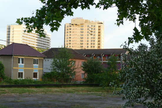 In der Abendsonne wirken sogar die Hotelburgen aus kommunistischen Zeiten nicht ganz so trostlos