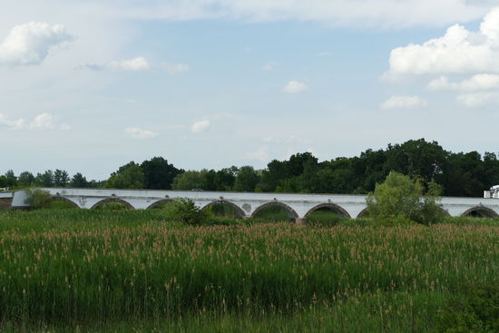 Eines der Wahrzeichen Ungarns - die Neunbogenbrücke