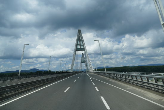 Und wieder mal geht es über die Donau - diesmal über eine beeindruckende Brücke
