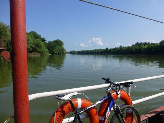 Mit der Fähre geht es über einen Seitenarm der Donau