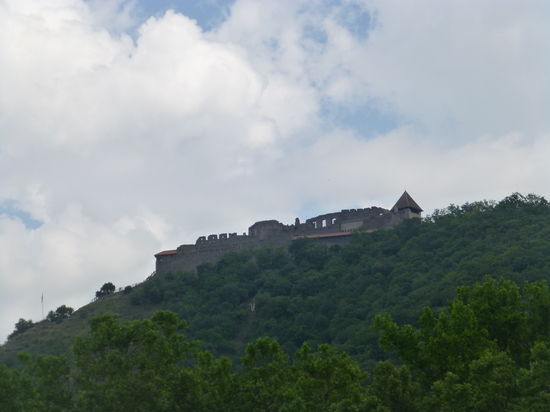 Hoch oben thront die Burg