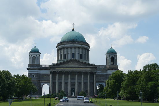 Schon von weitem zu sehen - die mächtige Basilika von Eztergom