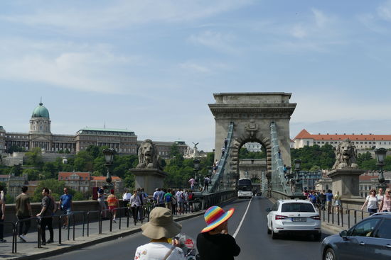 Über die Kettenbrücke geht es in den Stadtteil Buda