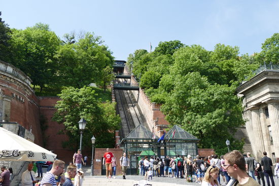 Vor dem Aufzug haben sich schon lange Warteschlangen gebildet