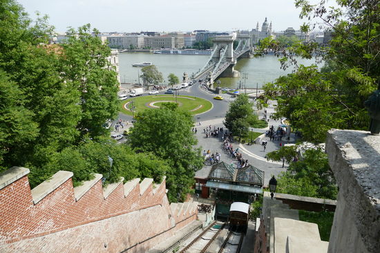 Auf dem Weg zu Fuß hinauf auf den Burgberg gibt es schöne Aussichtspunkte