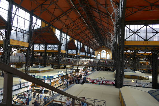 In der angeblich größten Markthalle Europas geht es hoch her