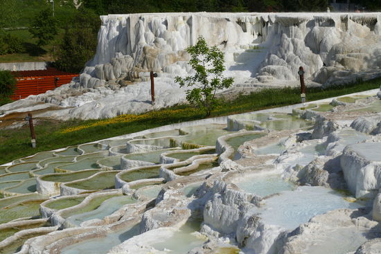 Sieht aus wie das türkische Pamukkale, ist aber mitten in Ungarn