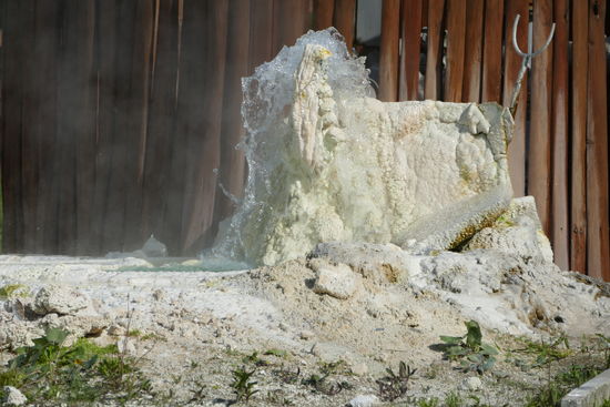 Warmes Wasser sprudelt aus den Tiefen der Erde
