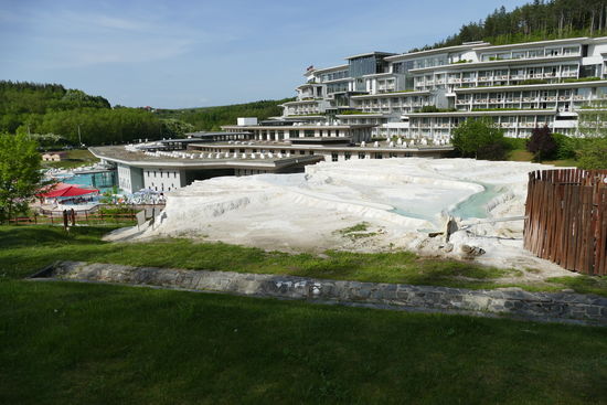 Im Thermen-Ressort kann man sich für satte Eintritte verwöhnen lassen. Nebenan, im kleine, aber feinen "Nostalgiebad" geht es einfacher und günstiger