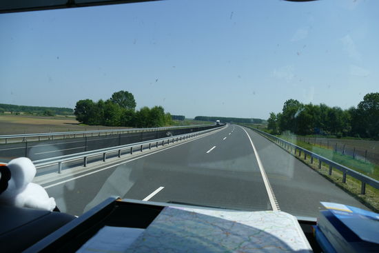 Auf nagelneuer Autobahn in Ungarn