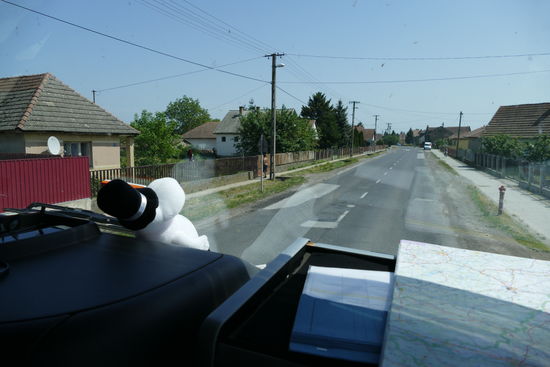 Und auf etwas holpriger Straße in Richtung Rumänien. Ein kleiner Vorgeschmack auf das, was noch kommen wird
