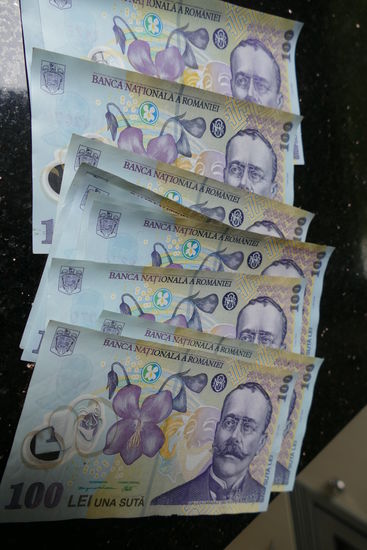 Unser erstes rumänisches Geld. Etwas gewöhnungsbedürftig, denn es fühlt sich an wie Spielzeuggeld aus Plastik.