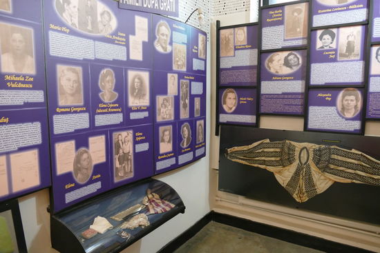 Anhand persönlicher Einzelschicksale wird die Geschichte des kommunistischen Regimes ausgearbeitet