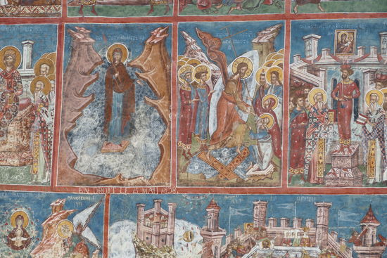 Beeindruckend sind die kunstvollen Außenfresken