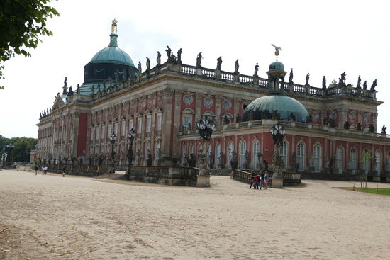 Das Neue Palais beeindruckt uns dann doch