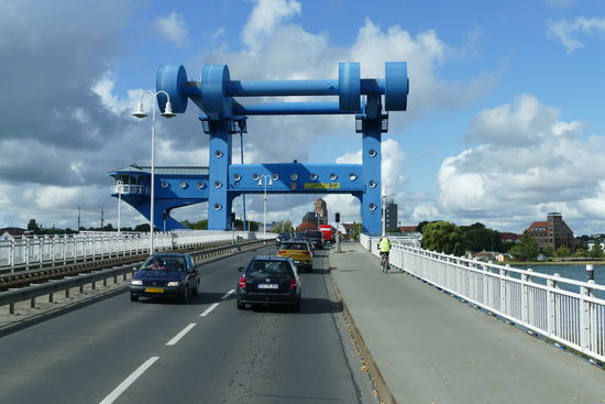 Ein markantes Bauwerk - die blaue Hebebrücke in Wolgast verbindet das Festland mit der Insel Usedom