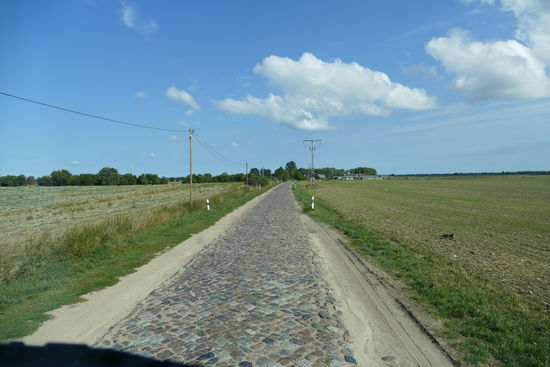 Nach unserem perfekten Werkstatt-Aufenthalt in Rumänien können uns solche Straßen nichts mehr anhaben. Nix klappert, nix scheppert - alles im grünen Bereich