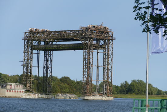 Mitten in der Gegend steht dieser Koloss aus Eisen