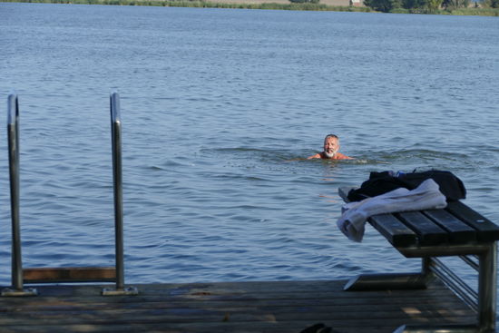 Frank stürzt sich noch in die 18 Grad kalten Fluten des Peenestromes. Kommentar von zuhause: "Das hält frisch und jung". Ok - ich kneife da lieber, mache die Beweisfotos und bleibe nur jung. Frisch brauch ich nicht.