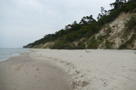 Schneeweißer Sandstrand soweit das Auge reicht