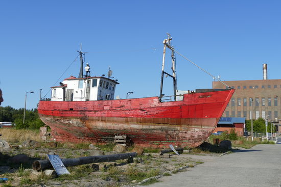 Am Alten Hafen sind einige historische Schiffe zu bestaunen. Sowohl im Wasser als auch daneben