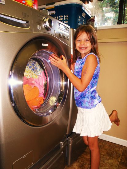 und sie hat sich richtig gefreut: Das erste Mal die Waesche gemacht!!!