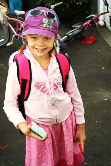 aja... mein Schulstartergeschenk an die Kids (ein Armband mit deren Namen drauf, verpackt in einer Feenbox) musste natuerlich mit 