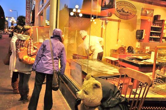 dieser mann macht seine pralienen noch selbst...