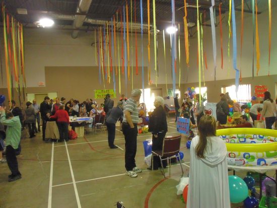 Das is die Halle vor der Kirche.. ueberall Sachen fuer die Kids, war echt richtig cool