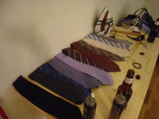 und das sind nur die, die er gerade aus der Reinigung geholt hat... In seinem dreckigen Schrank war noch ne ganze Kiste voll, aber davon wollt ich kein Foto machen (Wah)