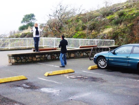 Cecilia und William am Parkplatz