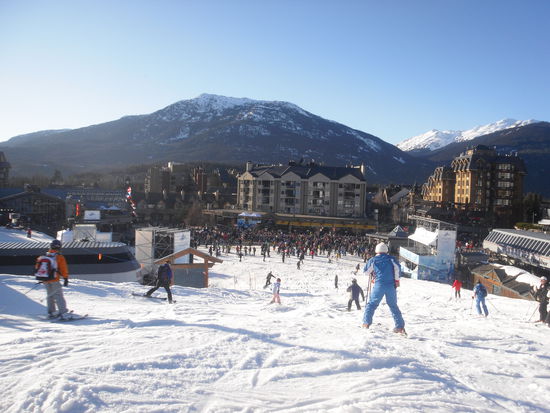 unten waren VIEEEELE leute, weil sie ne leinwand mit dem spielen aufgebaut haben.