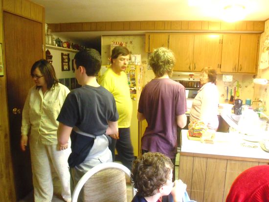 Audrey, Brody (Auds Neffe), Cyrtus (Marylins Lebensgefaehrte), Kyle (Marylins Enkelsohn), Marylin und ganz vorne der kleine Lockenkopf ist Bradley. --&gt; in Marylins Wohnwagen! (Insegsammt waren wir 9 Personen die dort geschlafen haben)