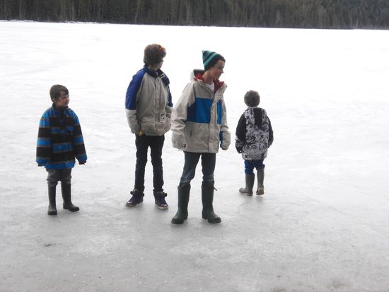 Chase, Kyle, Brody und Bradley am gefrohrenen See