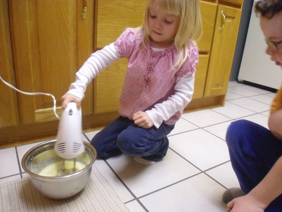 Zoe und Bradley am Mixen