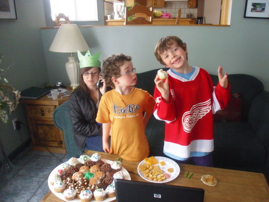 aud bradley and chase with the cupcakesplate