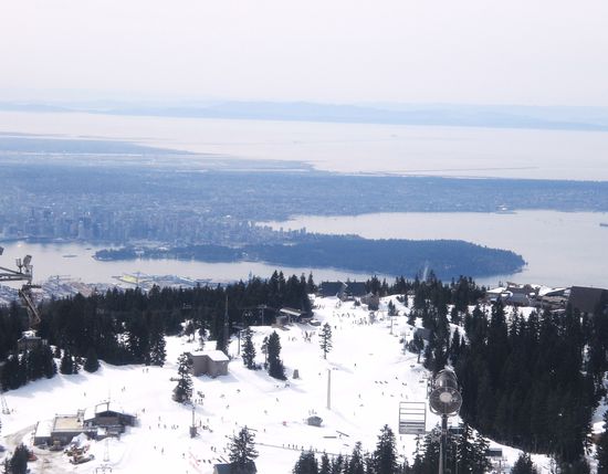 Oben angekommen - die Aussicht  Traumhaft! Vor uns: liks Vancouver, dahinter der Ozean und ganz hinten Vancouver Island!
(und ganz vorne... das Skigebiet, nicht soo der burner gewesen!)