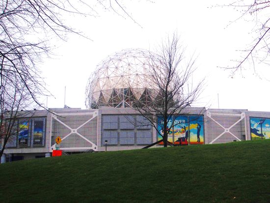 Das is sie von aussen... (Die Kugel oben ist ein Kino, aber dazu spaeter)