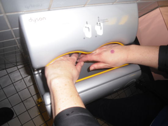 diese airdinger da im klo habe waren so stark das sie die haut voll verrunzelt haben hahahaha auds haende sehen aus wie die ner alten lady