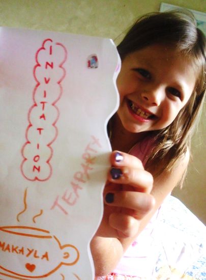 Makayla mit ihrer Einladung zur Teaparty fuer Donnerstag...