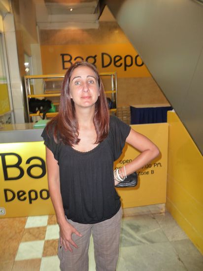 mit frisch gefärbeten geglätteten Haaren im Einkaufszentrum