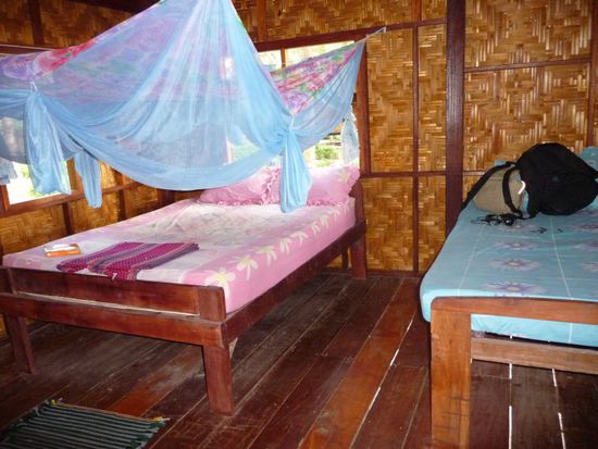 unsere Hütte - ja man kann durch die Bodenbretter durchgucken