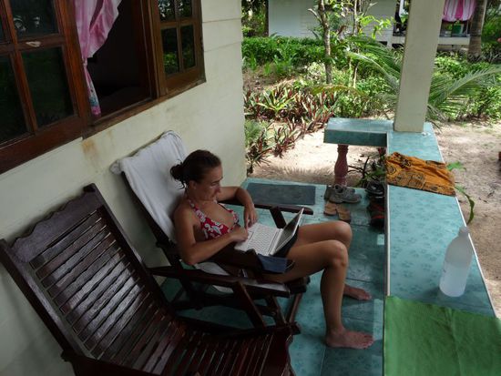 ich schreibe Reisebericht auf unserem Balkon