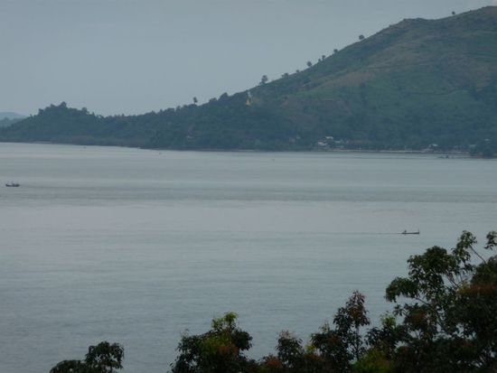 burmesische Insel, wer ganz genau hinsieht kann eine goldene Stupa erkennen