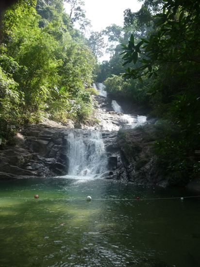 vor der Absperrung durfte man ins knietiefe Wasser