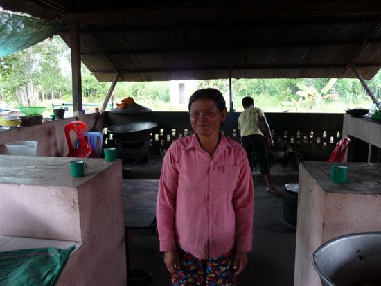 die Schulköchin an ihrer Arbeitsstelle, offene Kochstelle - kein Strom