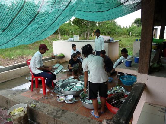 die Schüler beim Abwasch