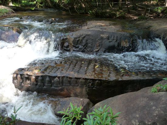 in den Fels geschlagene Bilder
