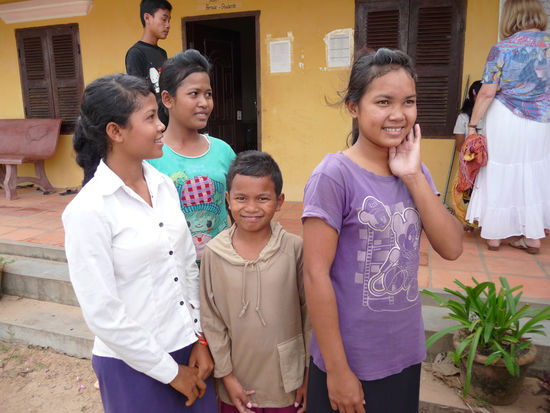 Die Schule in Kambodscha, in der Mitte: unser Patenkind