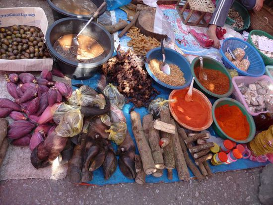 von links nach rechts: Bananenblüten, Wasserbüffelfüsse, Holz usw.